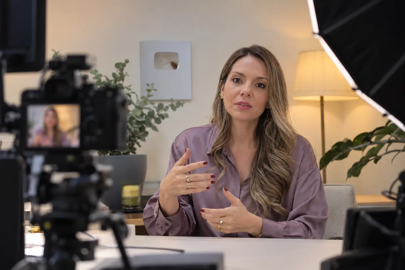 Maggie Pulido grabando una mini terapia frente a la cámara