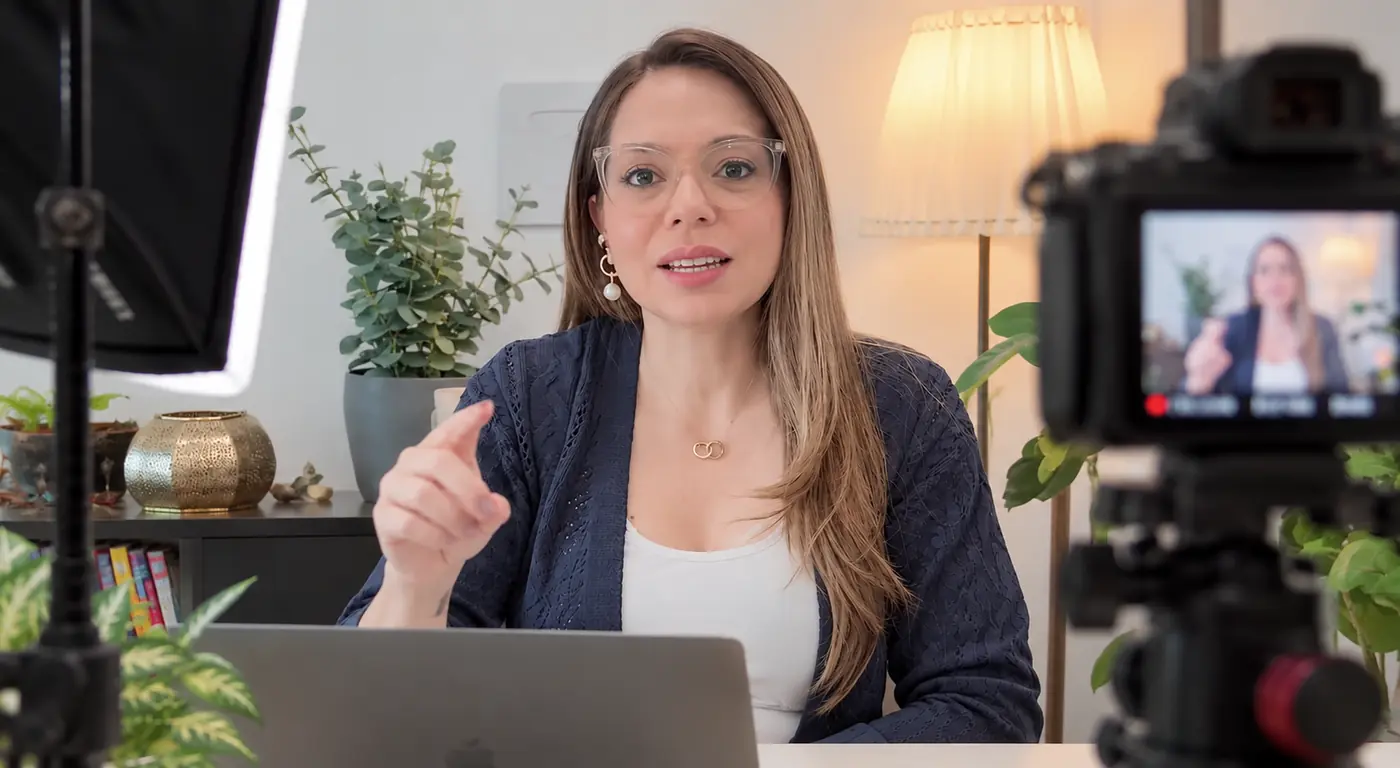 Maggie Pulido grabando un video para su canal de YouTube